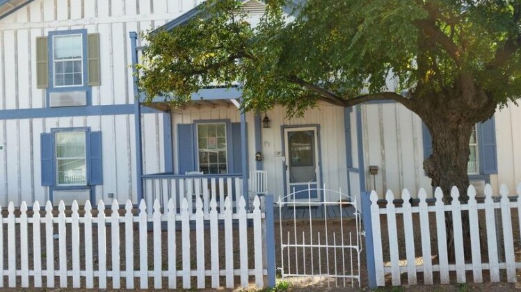 Tombstone Bordello Bed & Breakfast - Photo2