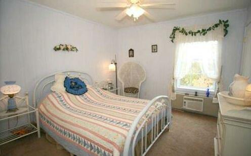 Tombstone Bordello Bed & Breakfast - Photo3