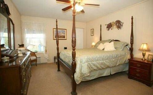 Tombstone Bordello Bed & Breakfast - Photo5