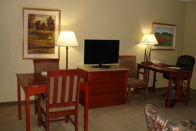 ClubHouse Inn & Suites Topeka - Photo5