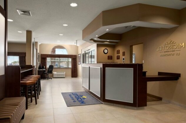 Microtel Inn & Suites by Wyndham Wheeling at Highlands - Photo3