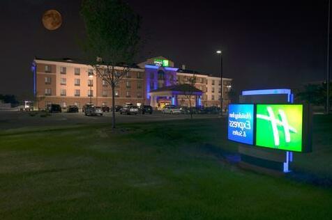 Holiday Inn Express and Suites Detroit North-Troy - Photo2