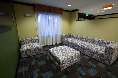 Holiday Inn Express and Suites Detroit North-Troy - Photo4
