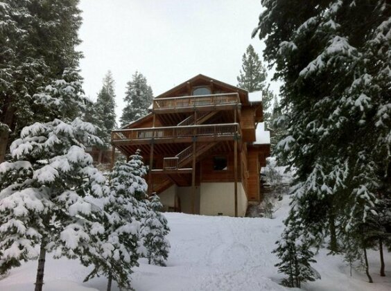 Luxury TreeHouse in Tahoe Donner with Hot Tub and Media Room by RedAwning - Photo4
