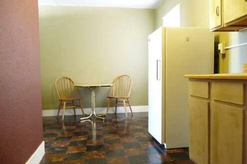 The Charles Motel and Hot Springs Spa - Photo3