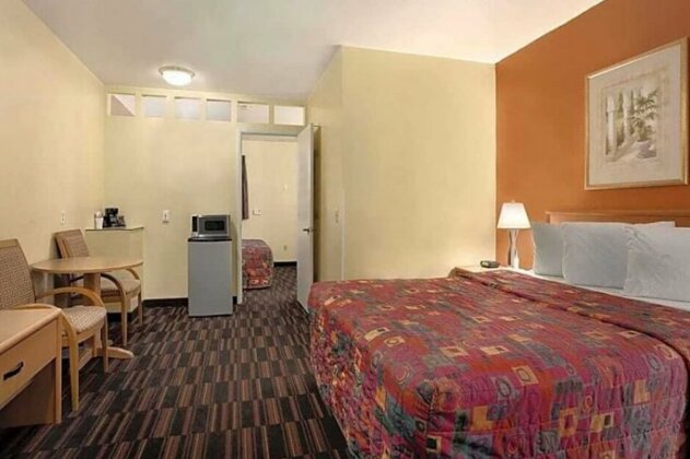 Days Inn & Suites by Wyndham Tucson AZ - Photo3