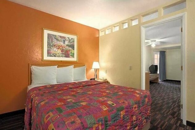 Days Inn & Suites by Wyndham Tucson AZ - Photo4