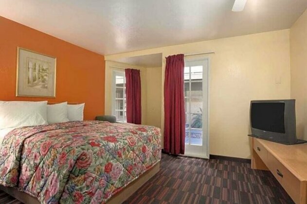 Days Inn & Suites by Wyndham Tucson AZ - Photo5