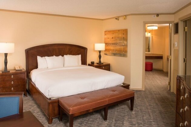 DoubleTree by Hilton Tulsa at Warren Place - Photo5