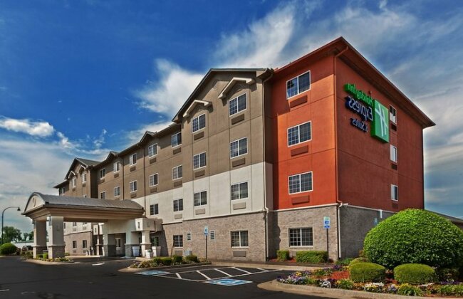 Holiday Inn Express Hotel and Suites Jenks - Photo2