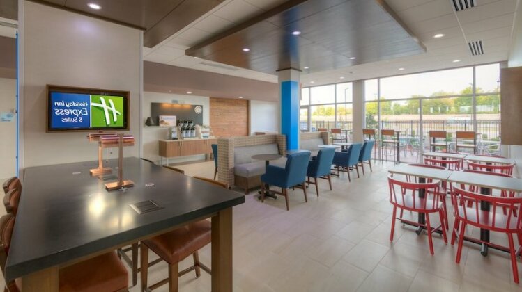 Holiday Inn Express & Suites Tulsa Midtown - Photo5