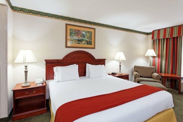 Holiday Inn Express & Suites Tupelo - Photo5
