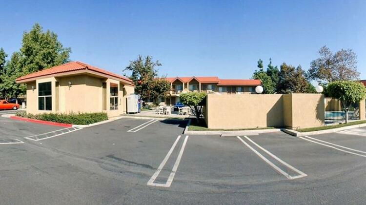 GuestHouse Inn & Suites Upland - Photo4