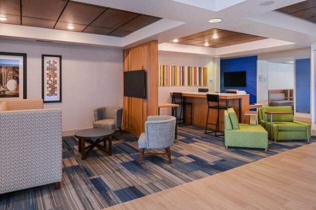 Holiday Inn Express Hotel & Suites Urbana-Champaign-U of I Area - Photo4