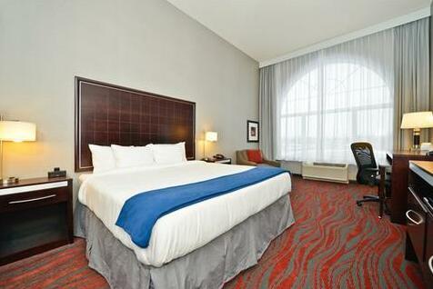 Holiday Inn Express & Suites Utica - Photo4