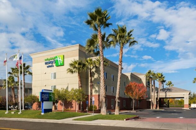 Holiday Inn Express Hotel & Suites Vacaville - Photo2