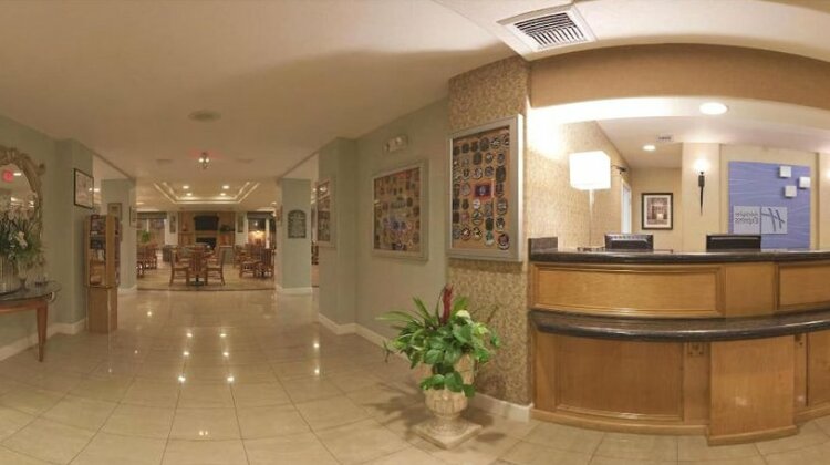 Holiday Inn Express Hotel & Suites Vacaville - Photo3