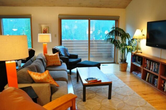 Beautifully Remodeled Home in East Vail with Gorgeous Views - Photo5