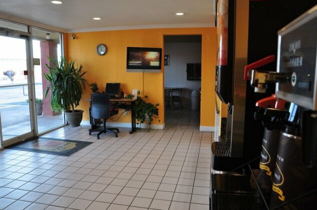 Super 8 by Wyndham Van Horn - Photo4