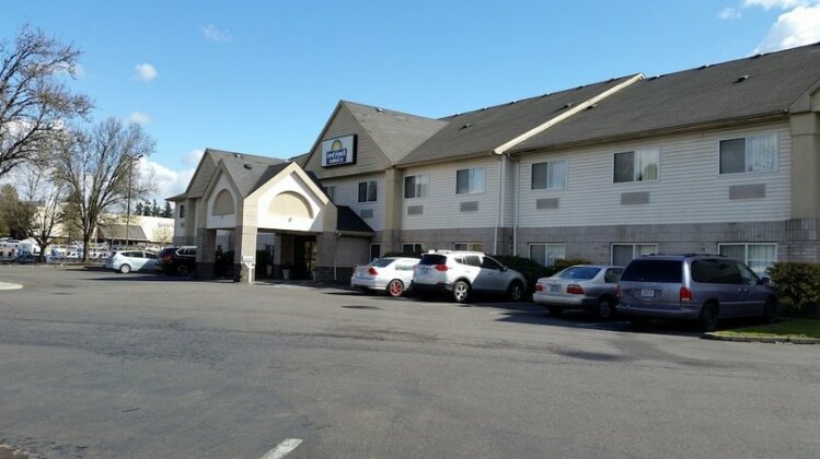 Days Inn & Suites by Wyndham Vancouver - Photo2