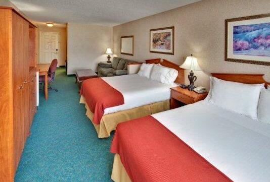 Holiday Inn Express & Suites Vermillion - Photo4