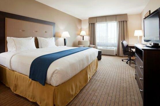 Holiday Inn Express & Suites Madison-Verona - Photo2