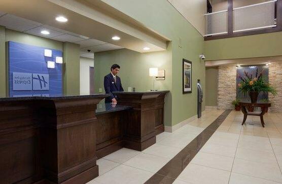 Holiday Inn Express & Suites Madison-Verona - Photo3