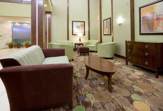 Holiday Inn Express & Suites Madison-Verona - Photo4