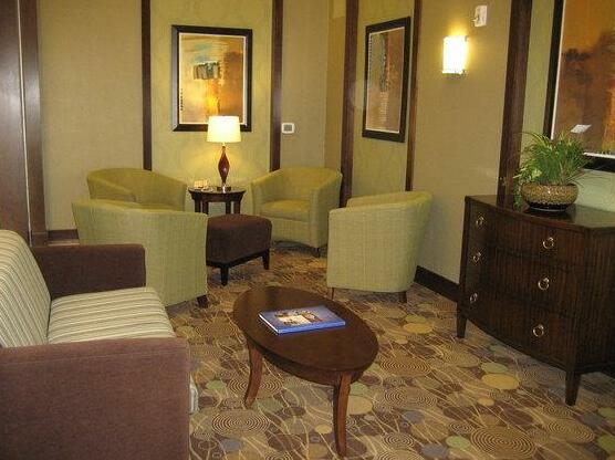 Holiday Inn Express & Suites Madison-Verona - Photo5