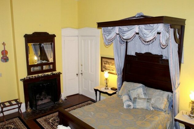 Corners Mansion Inn - A Bed and Breakfast - Photo4