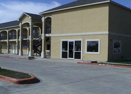 Crossroads Inn & Suites Victoria - Photo2