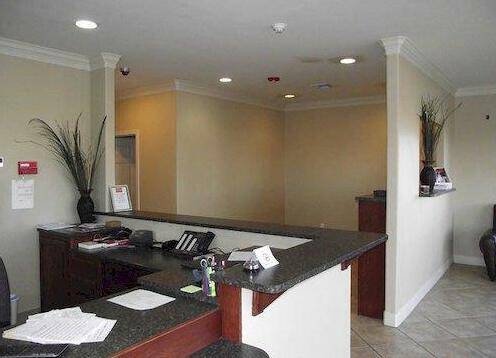 Crossroads Inn & Suites Victoria - Photo3
