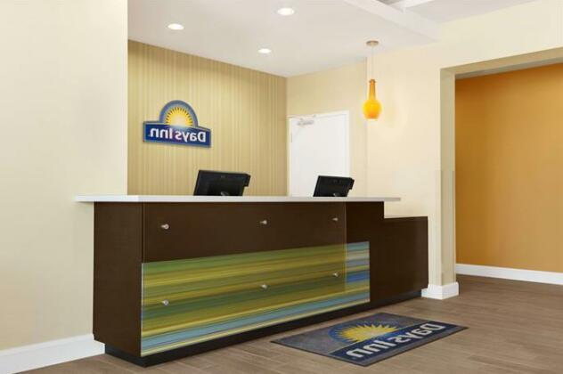 Days Inn by Wyndham Victoria - Photo3