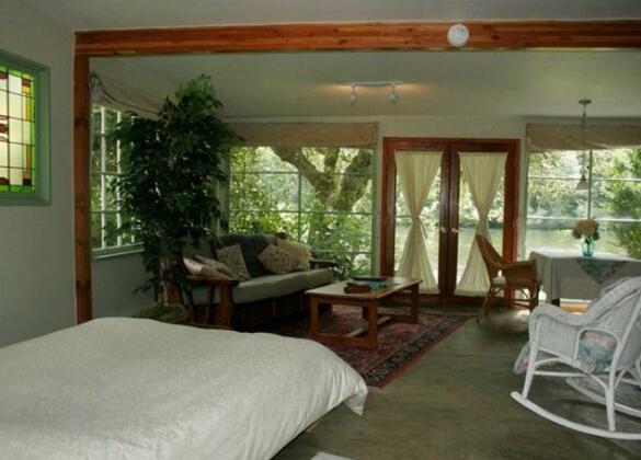 McKenzie River Inn Retreat for the arts and Cabins - Photo3
