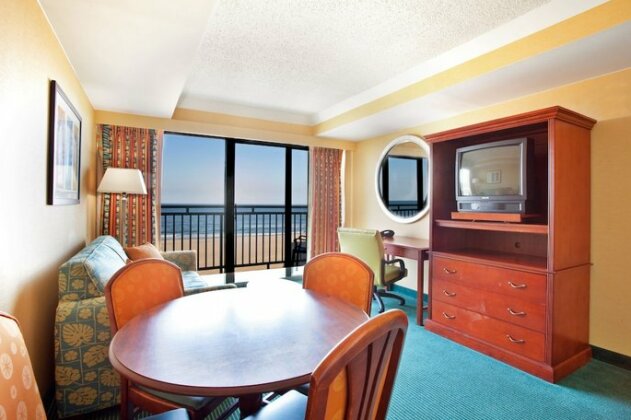 Holiday Inn Express Hotel & Suites Virginia Beach Oceanfront - Photo5
