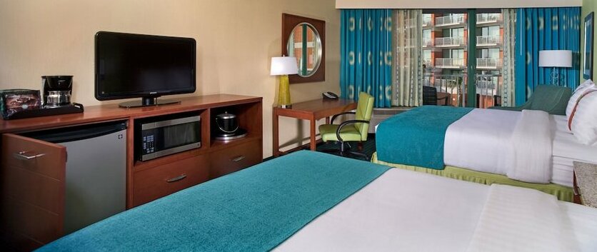 Holiday Inn & Suites North Beach Hotel - Photo5