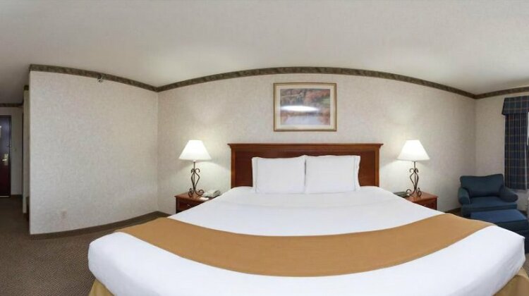 Holiday Inn Express Hotel & Suites Wadsworth - Photo4