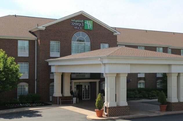 Holiday Inn Express Hotel & Suites Warrenton - Photo2