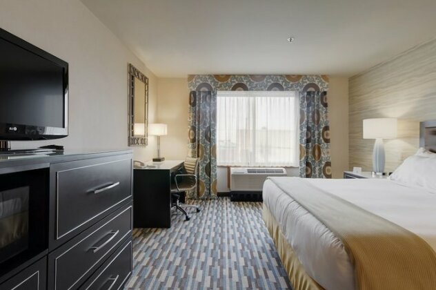 Holiday Inn Express & Suites Warwick-Providence Airport - Photo4