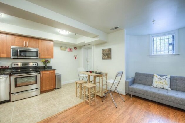 Five Beds & Patio in Center of DC - Photo2