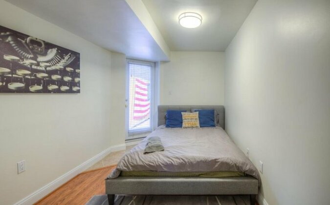 Five Beds & Patio in Center of DC - Photo5