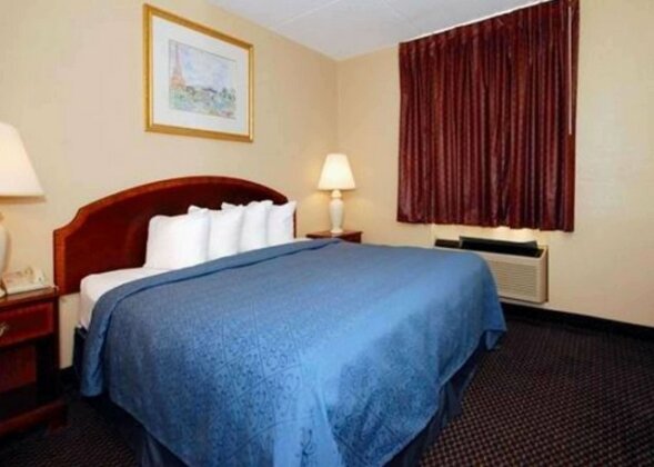 Econo Lodge Inn & Suites Waterloo - Photo2