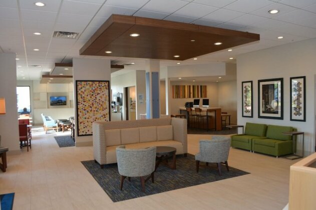 Holiday Inn Express & Suites Waterville North - Photo2