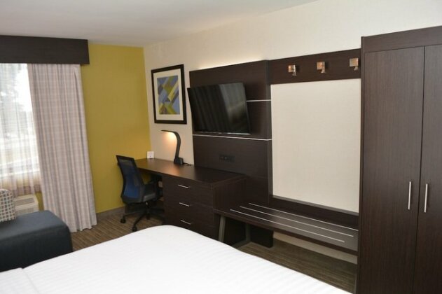 Holiday Inn Express & Suites Waterville North - Photo5