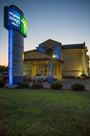Holiday Inn Express Hotel & Suites Wauseon - Photo2