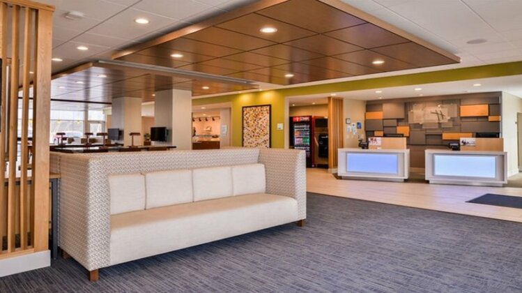 Holiday Inn Express & Suites - Parkersburg East - Photo3