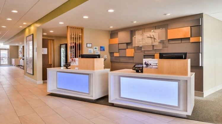 Holiday Inn Express & Suites - Parkersburg East - Photo5