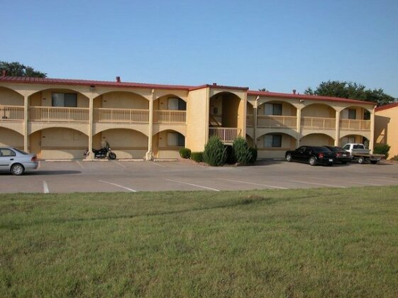 Executive Inn and Suites Waxahachie - Photo3