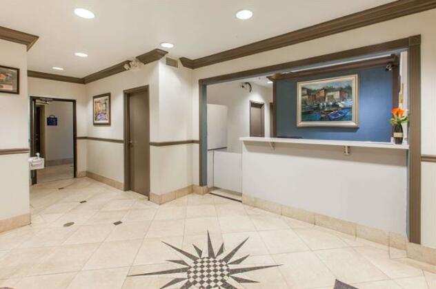 Days Inn & Suites by Wyndham Webster NASA-ClearLake-Houston - Photo3