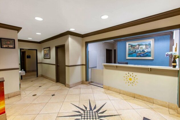 Days Inn & Suites by Wyndham Webster NASA-ClearLake-Houston - Photo5